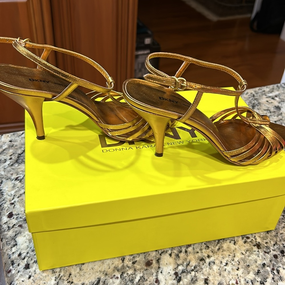Dkny sandals great shoe wore once - Picture 2 of 3